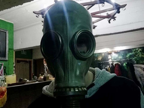 В Барнауле покупателя в противогазе не обслужили в магазине из-за отсутствия маски (видео)