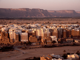 Фото с сайта <a href="https://commons.wikimedia.org/wiki/File:Shibam_Wadi_Hadhramaut_Yemen.jpg">CC</a>