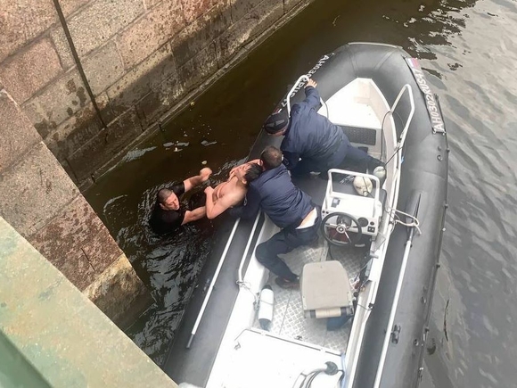 Полуголого мужчину вытащили из канала Грибоедова (фото)