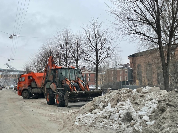 «Снег не убран, лужи какие-то дикие»: блогер Илья Варламов раскритиковал власти Волгограда за уборку города