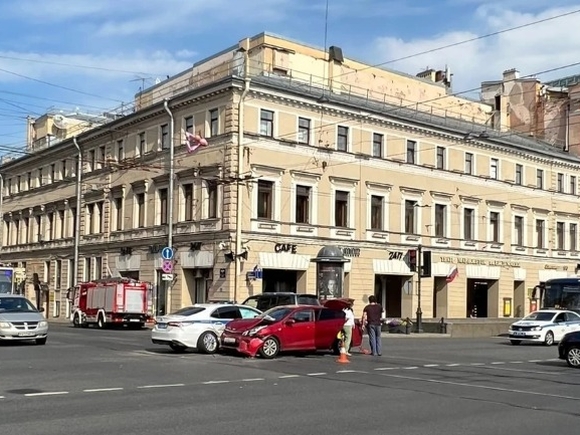 Служебный автомобиль ГИБДД попал в аварию в центре Петербурга (фото)
