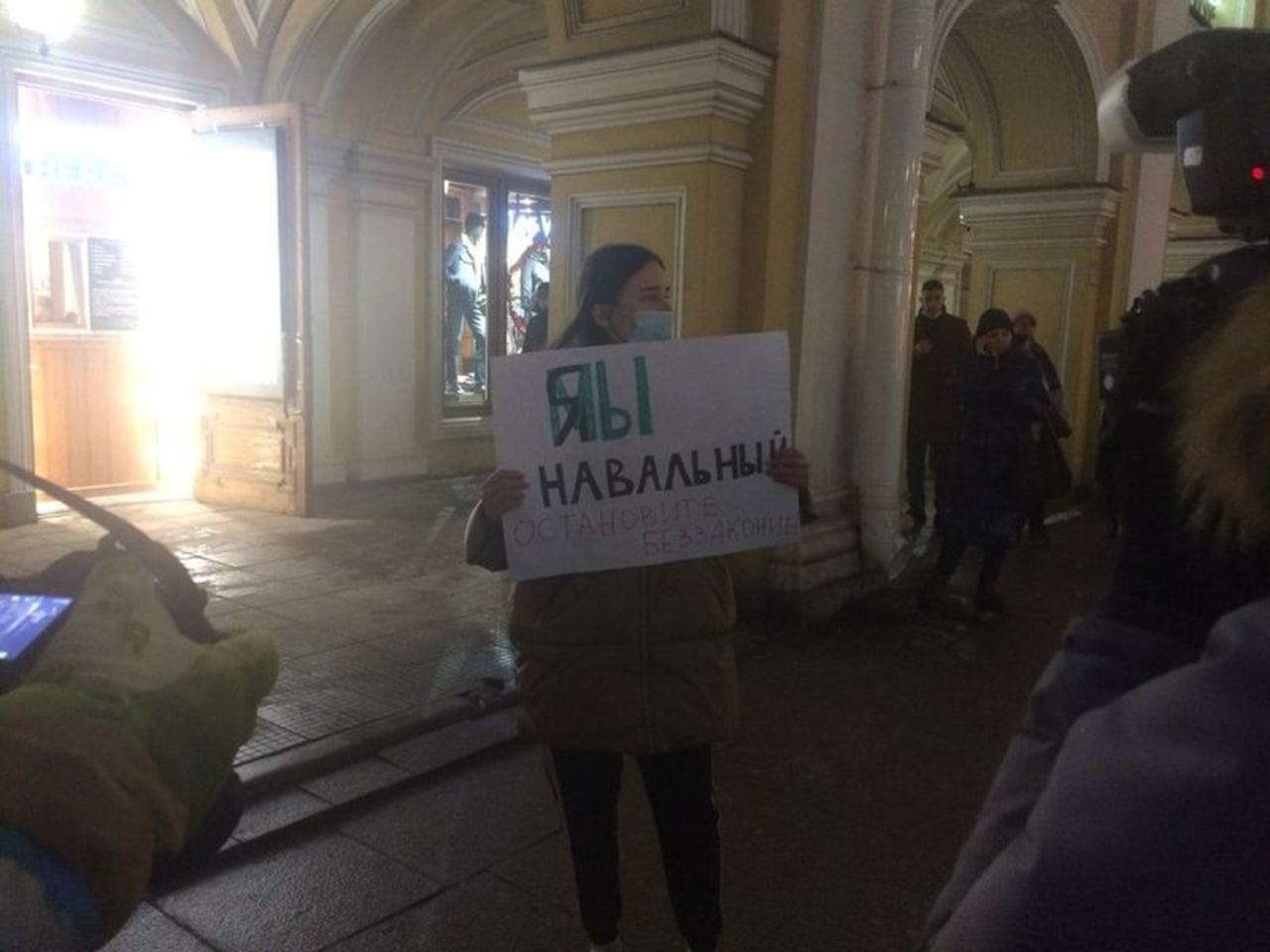 Прощание с навальным в петербурге. Штаб Навального Владивосток. Митинг в поддержку Навального Владивосток. Навальный во Владивостоке фото. Имущество Навального.