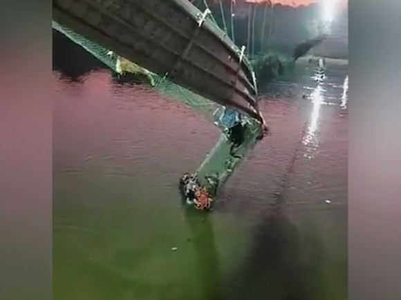 В Индии число погибших при обрушении моста превысило 130 человек