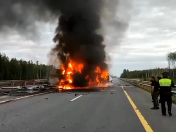 На трассе М11 из-за оторвавшегося колеса взорвалась фура (видео)