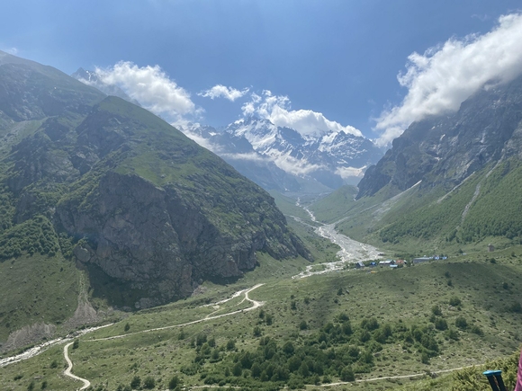 Туристка погибла в горах Ингушетии, пытаясь сделать селфи на краю водопада