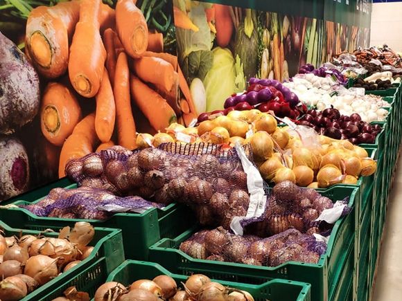 «МК»: В России взлетели цены на капусту, лук, маргарин и крупы