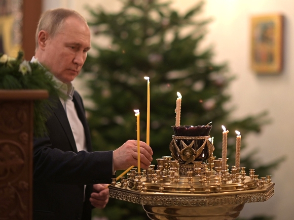Путин поздравил россиян с Рождеством: праздник он встретил в храме Спаса Нерукотворного Образа (видео)