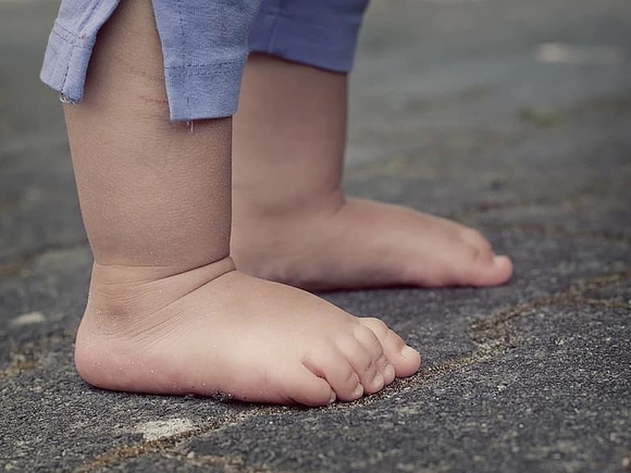 В Кировской области из детсада сбежала полуторагодовалая девочка в одном подгузнике