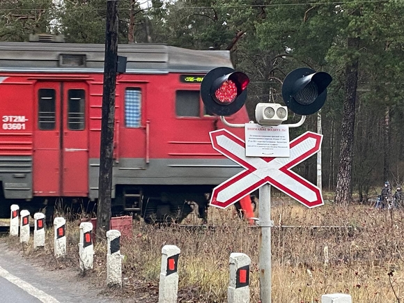 В Новосибирской области рабочие железной дороги попали под тепловоз — один погиб