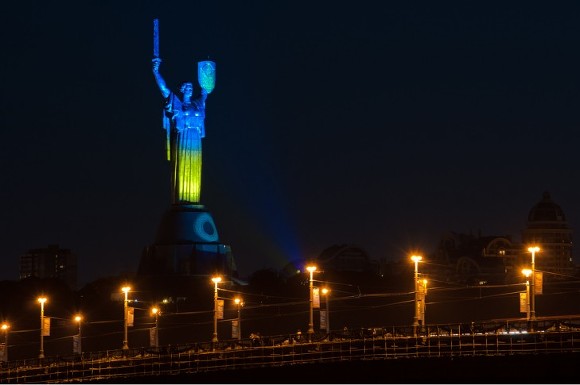 Активисты повесили на монумент «Родина-мать» в Киеве флаг ЛГБТ