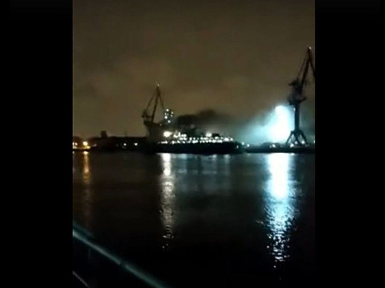 Пожар на ледоколе. Пожар на адмиралтейских верфях. Пожар черномырдин. Капитан крутов ейск. Ледокол капитан крутов ейск.