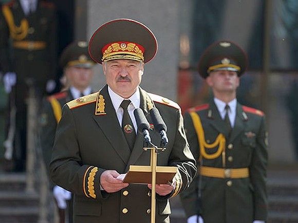 Сразу после церемонии Лукашенко сменил костюм на мундир и отправился к военным, принимать «клятву на верность».