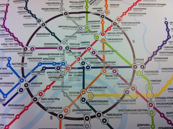 На красной линии метро Москвы останавливали движение из-за человека на путях