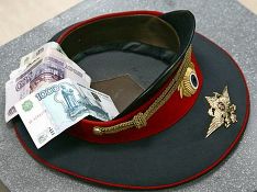 Московский полицейский пытался съесть взятку в 10 тыс. рублей