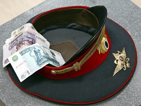 В Солнечногорске инспектора по делам миграции задержали за взятку в 440 тысяч рублей