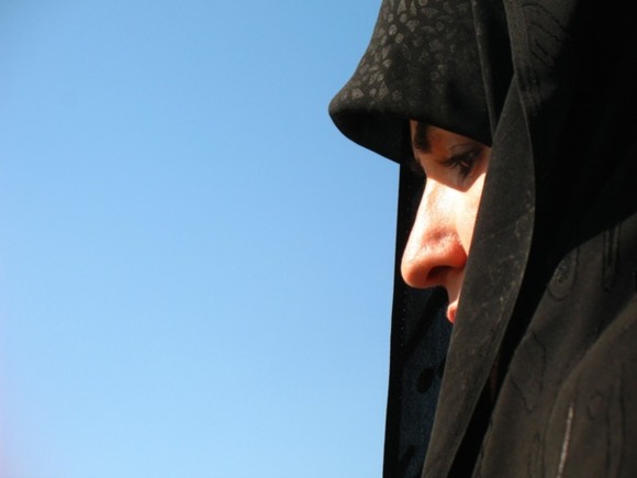 В Иране женщины начали стричь волосы после смерти девушки, которую из-за неплотного хиджаба избили силовики