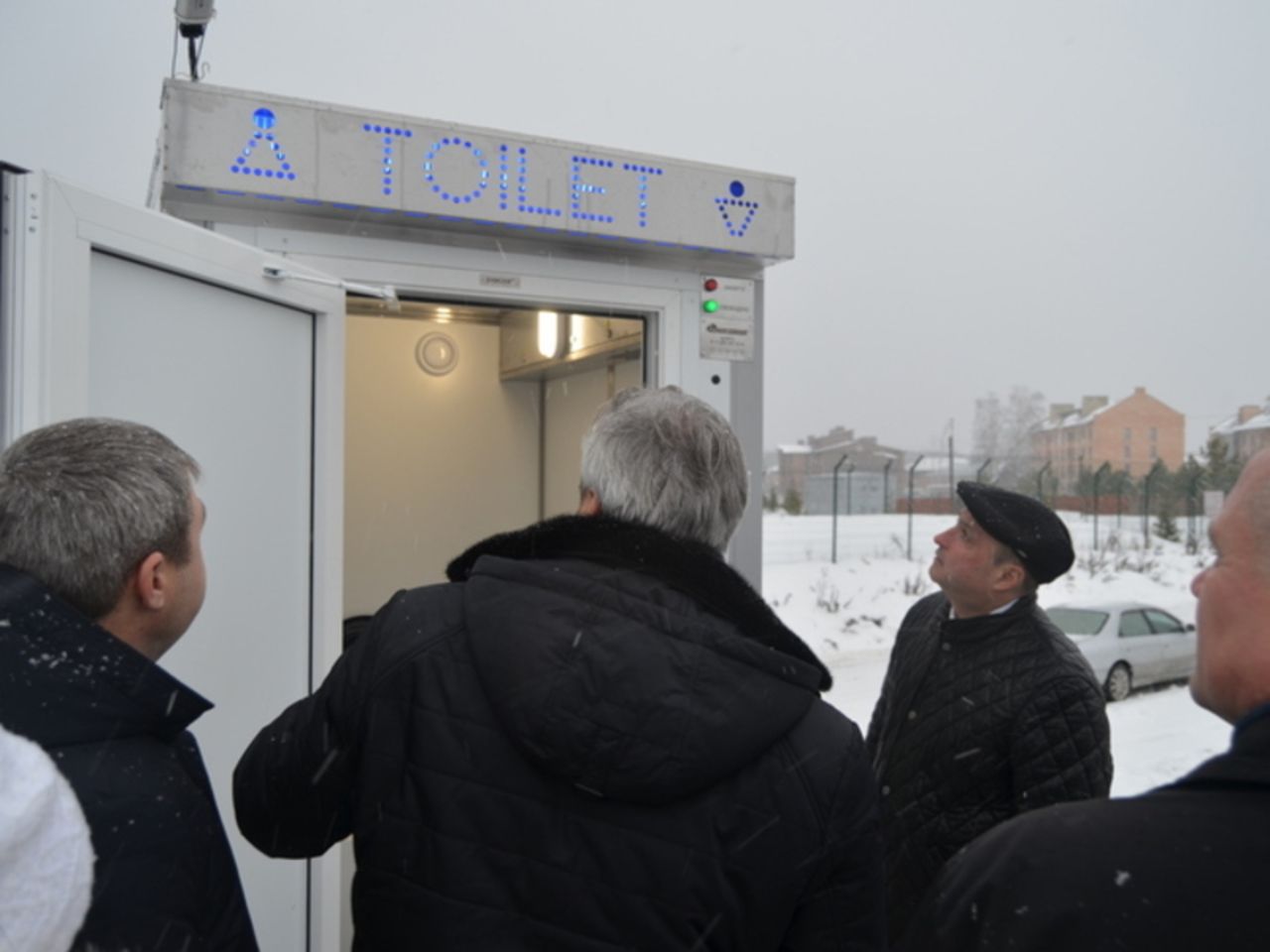 Открывай туалет. Торжественное открытие туалета. Открыли туалет торжественно в Новосибирске. Открытие автобусной остановки. Торжественно открыли туалет.