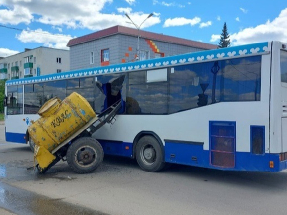В Башкирии автобус протаранила квасная бочка
