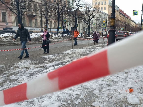 Ice on Bolshaya Konyushennaya Ice on Bolshaya Konyushennaya