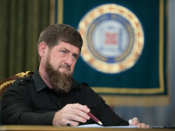 Кадыров призвал что-нибудь «сделать» с Песковым, который не признал его героем, а высказался о патриотизме Урганта