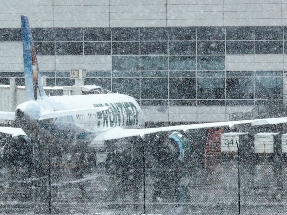 Более 30 рейсов задержаны или отменены в столичных аэропортах из-за снегопада
