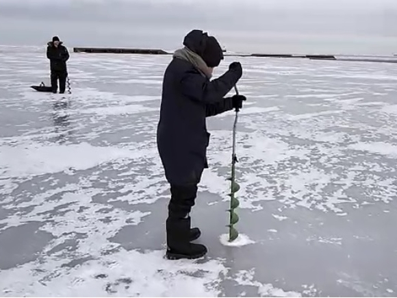 В Финском заливе под рыбаками треснула льдина — под угрозой оказались жизни 55 человек