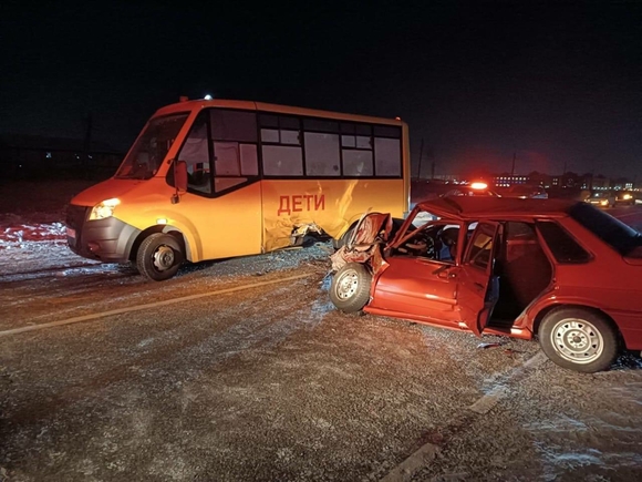 Девять человек пострадали в ДТП с участием школьного автобуса в Туве (фото)